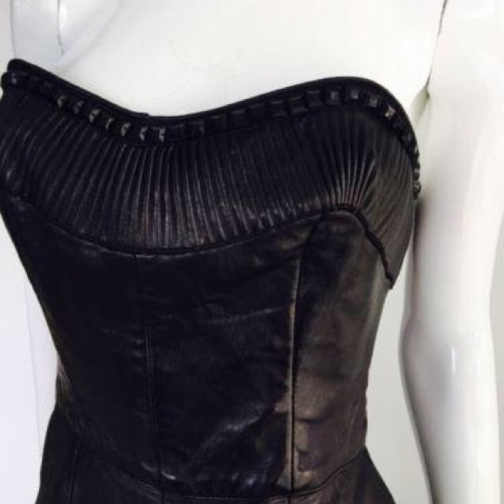 Black leather strapless dress.
Features a sweetheart plunge cleavage. - Picture 4 of 11